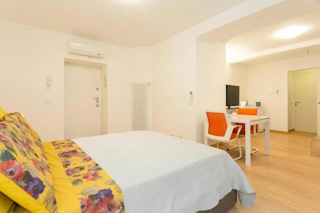 Parisienne Porta Romana Milan Apartment