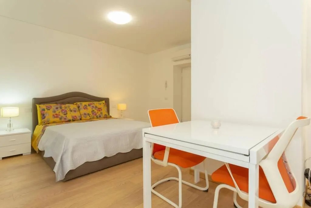 Parisienne Porta Romana Milan Apartment